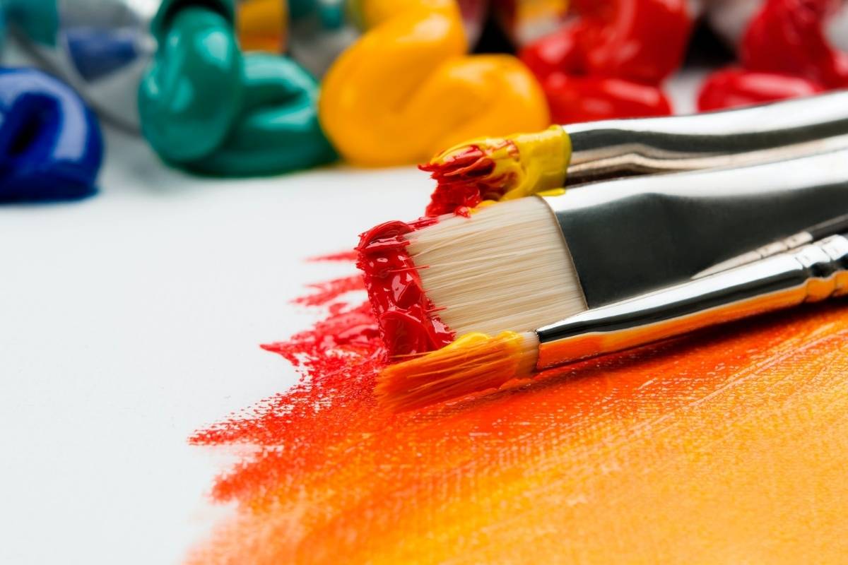 A paint brush submerged in paint.